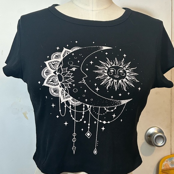 Tops - Black Graphic Crop Top